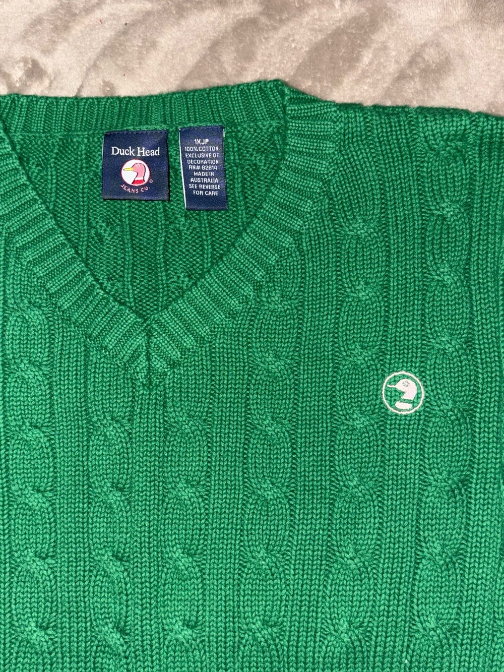 Duck Head Womenโs Green Cable-Knit V-Neck Sweater